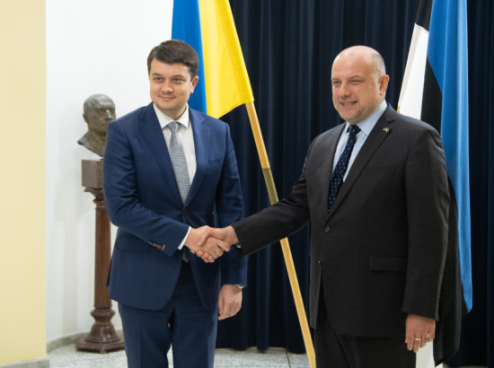 Ukraina Ülemraada esimees Dmõtro Razumkov kirjutamas külalisteraamatusse