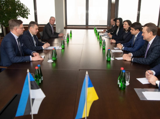 Väliskomisjoni esimees Enn Eesmaa tervitamas Ukraina Ülemraada esimeest Dmõtro Razumkovi