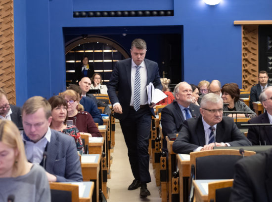 Täiskogu istung, välispoliitika arutelu olulise tähtsusega riikliku küsimusena. Välisminister Urmas Reinsalu ettekanne.