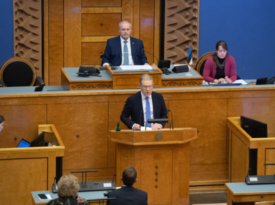 Diplomaatiline korpus kuulamas välispoliitika arutelu olulise tähtsusega riikliku küsimusena.