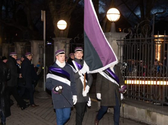 Riigikogu esimees Henn Põlluaas pärgade asetamisel Vabadussõja võidusamba jalamile Vabaduse väljakul