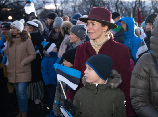 President Kersti Kaljulaid ja Siim Kallas pidulikul lipuheiskamisel