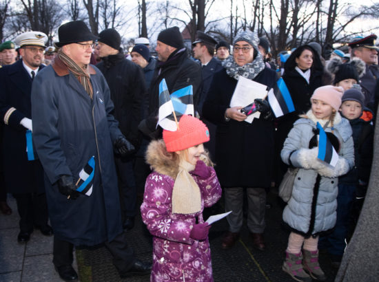 President Kersti Kaljulaid ja Siim Kallas pidulikul lipuheiskamisel
