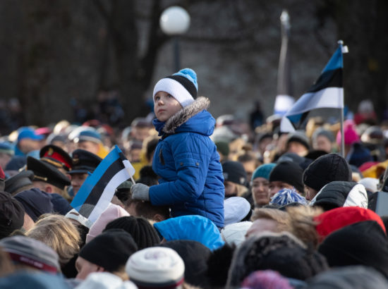 President Kersti Kaljulaid ja Siim Kallas pidulikul lipuheiskamisel