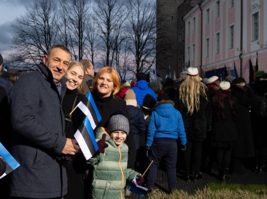 Pärgade asetaminel Vabadussõja võidusamba jalamile Vabaduse väljakul