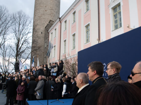 President Kersti Kaljulaid, välisminister Urmas Reinsalu ja Kaitseväe juhataja Martin Herem pidulikul lipuheiskamisel