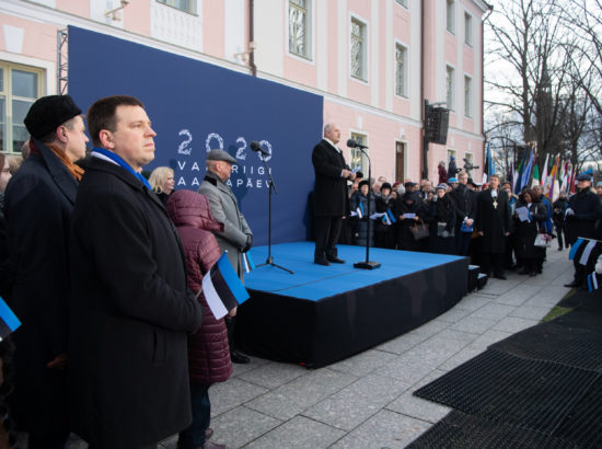 President Kersti Kaljulaid, välisminister Urmas Reinsalu ja Kaitseväe juhataja Martin Herem pidulikul lipuheiskamisel