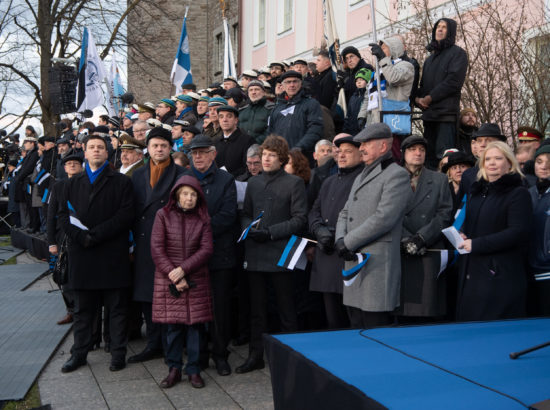 President Kersti Kaljulaid ja Siim Kallas pidulikul lipuheiskamisel