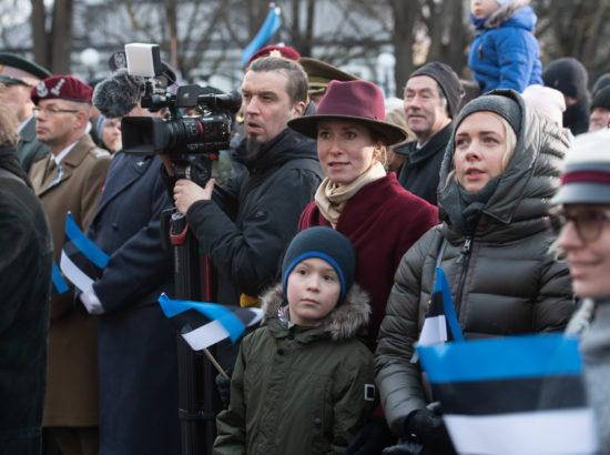 President Kersti Kaljulaid, välisminister Urmas Reinsalu ja Kaitseväe juhataja Martin Herem pidulikul lipuheiskamisel