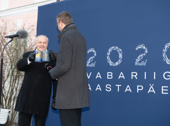 President Kersti Kaljulaid ja Siim Kallas pidulikul lipuheiskamisel