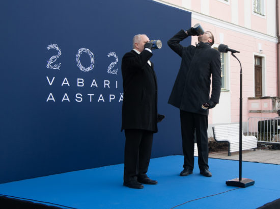 President Kersti Kaljulaid ja Siim Kallas pidulikul lipuheiskamisel