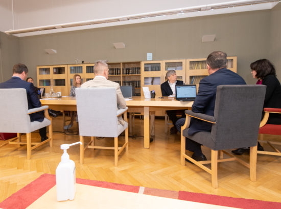 Põhiseaduskomisjoni istung, videosilla vahendusel osales istungil komisjoni liige Hanno Pevkur