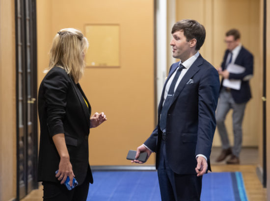 Riigikogu infotund 18. märtsil 2020. Rahvastikuminister Riina Solman, kaitseminister Jüri Luik ja peaminister Jüri Ratas.