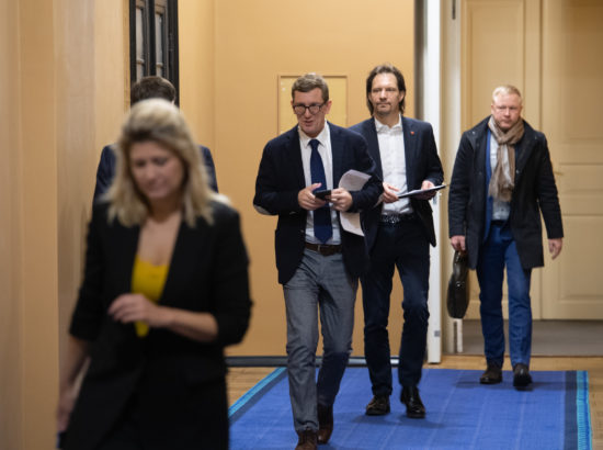 Riigikogu infotund 18. märtsil 2020. Rahvastikuminister Riina Solman, kaitseminister Jüri Luik ja peaminister Jüri Ratas.