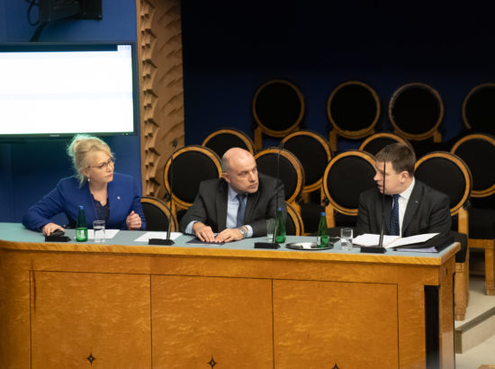Riigikogu infotund 18. märtsil 2020. Rahvastikuminister Riina Solman, kaitseminister Jüri Luik ja peaminister Jüri Ratas.