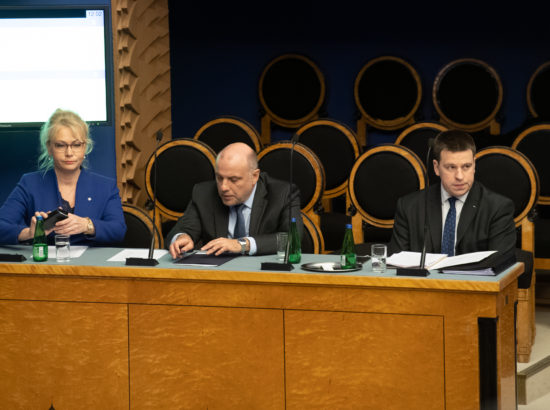 Riigikogu infotund 18. märtsil 2020. Rahvastikuminister Riina Solman, kaitseminister Jüri Luik ja peaminister Jüri Ratas.