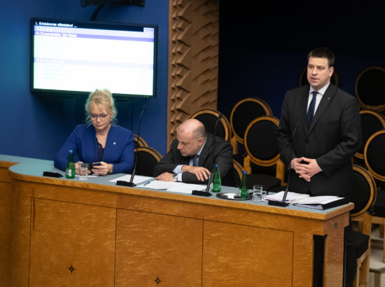 Riigikogu infotund 18. märtsil 2020. Rahvastikuminister Riina Solman, kaitseminister Jüri Luik ja peaminister Jüri Ratas.