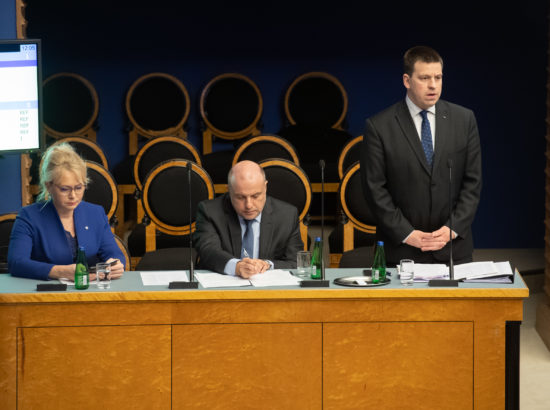 Riigikogu infotund 18. märtsil 2020. Rahvastikuminister Riina Solman, kaitseminister Jüri Luik ja peaminister Jüri Ratas.