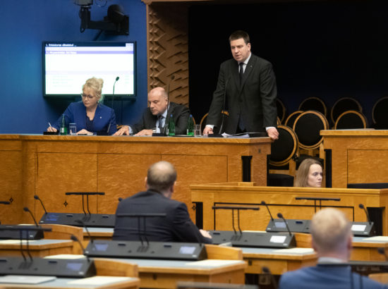 Riigikogu infotund 18. märtsil 2020. Rahvastikuminister Riina Solman, kaitseminister Jüri Luik ja peaminister Jüri Ratas.