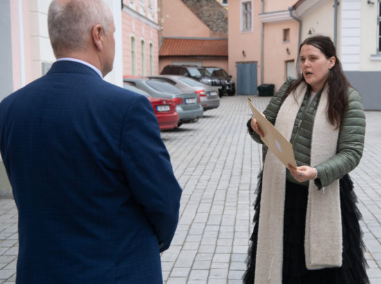 Riigikogu esimees Henn Põlluaas võttis vastu petitsiooni laenu ja intressimaksete ajutise peatamise kohta