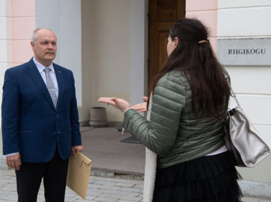 Riigikogu esimees Henn Põlluaas võttis vastu petitsiooni laenu ja intressimaksete ajutise peatamise kohta