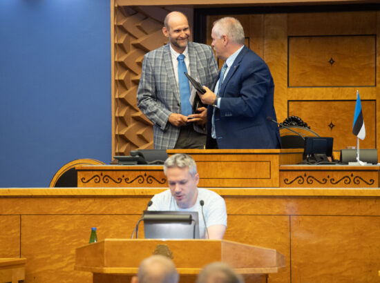 Riigikogu erakorraline istungjärk, välismaalaste seaduse muutmise seaduse (tööjõukriisi leevendamine) eelnõu esimene lugemine