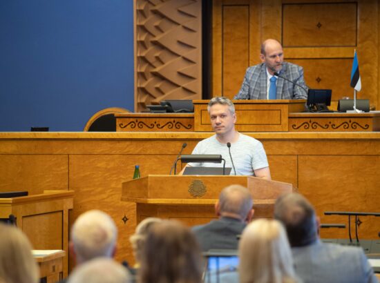 Riigikogu erakorraline istungjärk, välismaalaste seaduse muutmise seaduse (tööjõukriisi leevendamine) eelnõu esimene lugemine