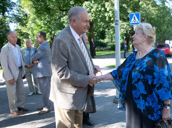 Lillede asetamise tseremoonia 20. augusti mälestuskivi jalamil Toompeal