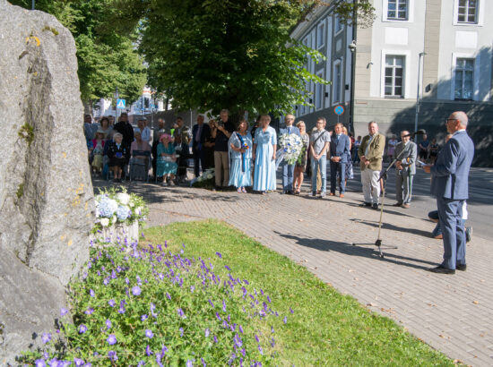 Lillede asetamise tseremoonia 20. augusti mälestuskivi jalamil Toompeal