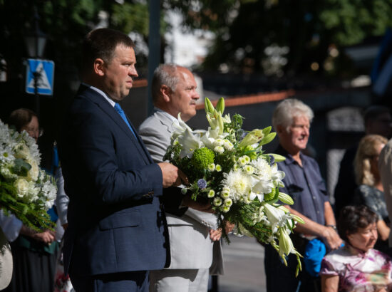 Lillede asetamise tseremoonia 20. augusti mälestuskivi jalamil Toompeal