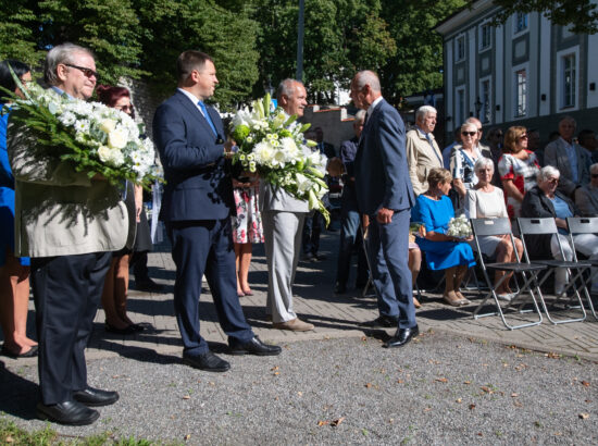 Lillede asetamise tseremoonia 20. augusti mälestuskivi jalamil Toompeal