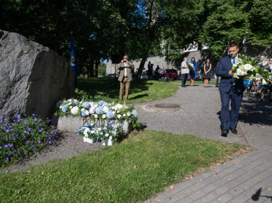 Lillede asetamise tseremoonia 20. augusti mälestuskivi jalamil Toompeal