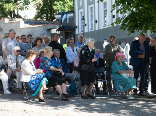 Lillede asetamise tseremoonia 20. augusti mälestuskivi jalamil Toompeal