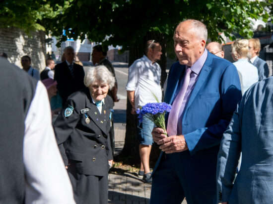 Lillede asetamise tseremoonia 20. augusti mälestuskivi jalamil Toompeal