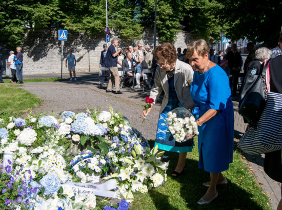 Lillede asetamise tseremoonia 20. augusti mälestuskivi jalamil Toompeal