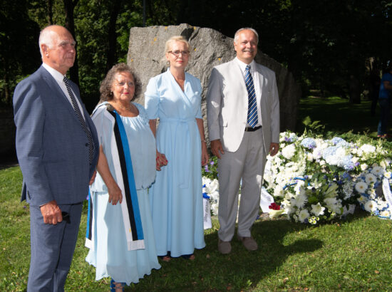 Lillede asetamise tseremoonia 20. augusti mälestuskivi jalamil Toompeal