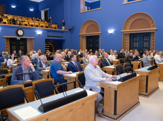 Riigikogu erakorraline istungjärk, Riigikogu avalduse „Demokraatia ja kodanikuühiskonna toetuseks Valgevenes“ eelnõu esimene lugemine. Väliskomisjoni esimehe Enn Eesmaa ettekanne