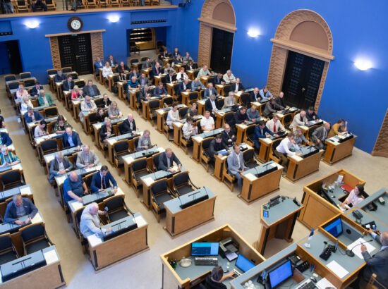 Riigikogu erakorraline istungjärk, Riigikogu avalduse „Demokraatia ja kodanikuühiskonna toetuseks Valgevenes“ eelnõu esimene lugemine. Väliskomisjoni esimehe Enn Eesmaa ettekanne