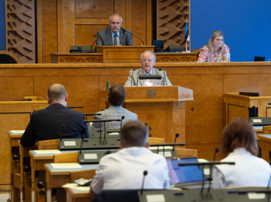 Riigikogu erakorraline istungjärk, Riigikogu avalduse „Demokraatia ja kodanikuühiskonna toetuseks Valgevenes“ eelnõu esimene lugemine. Väliskomisjoni esimehe Enn Eesmaa ettekanne