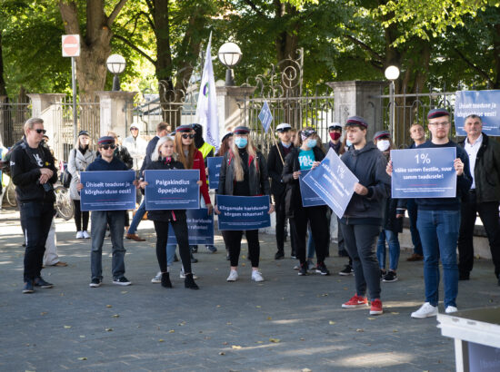 Riigikogu esimees Henn Põlluaas võttis Eesti Üliõpilaskondade Liidult vastu rahvaalgatuse „Kõrghariduse ja teadus-arendustegevuse rahastuse korrastamine“