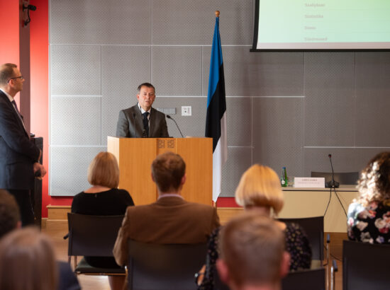 Riigikogu istungite stenografeerimise süsteemi Hans tutvustab Riigikogu Kantselei haldusdirektor Ahto Saks