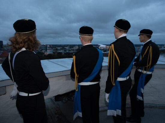 Riigikogu esimees Henn Põlluaas tervitas Tallinna 21. Kooli liputoimkonda, mille liikmed heiskasid vastupanuvõitluse päeva puhul Pika Hermanni torni riigilipu