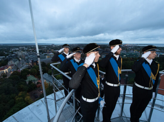 Tallinna 21. Kooli liputoimkond heiskas vastupanuvõitluse päeva puhul Pika Hermanni torni riigilipu