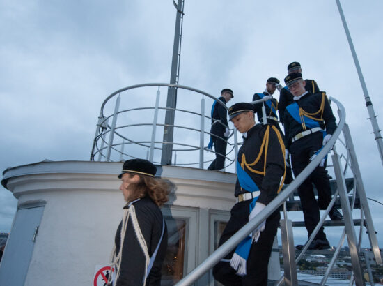 Tallinna 21. Kooli liputoimkond heiskas vastupanuvõitluse päeva puhul Pika Hermanni torni riigilipu