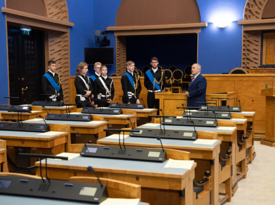 Riigikogu esimees Henn Põlluaas tervitas Tallinna 21. Kooli liputoimkonda, mille liikmed heiskasid vastupanuvõitluse päeva puhul Pika Hermanni torni riigilipu