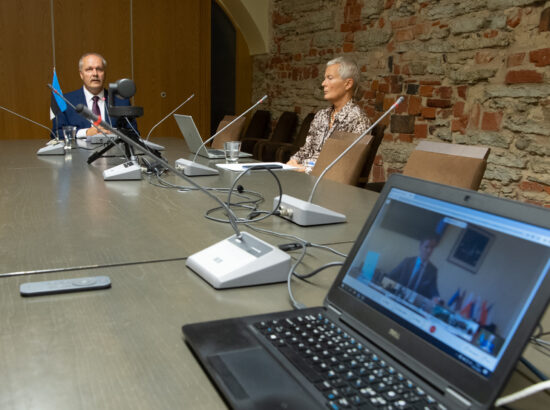 Riigikogu esimees  esimees Henn Põlluaas  ja välissuhete osakonna juhataja Merle Pajula