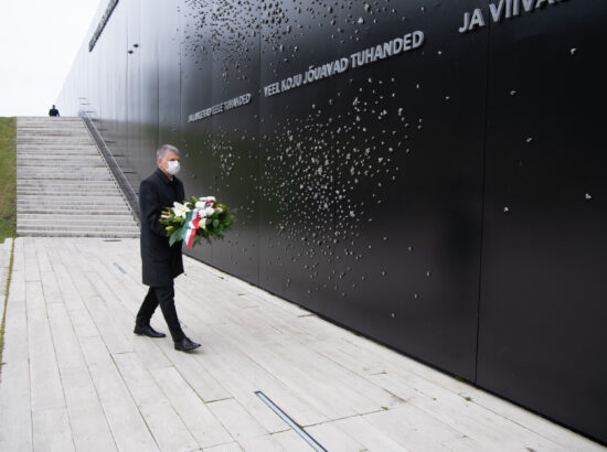 Ungari parlamendi esimees László Kövér asetamas lilli Maarjamäe memoriaalile