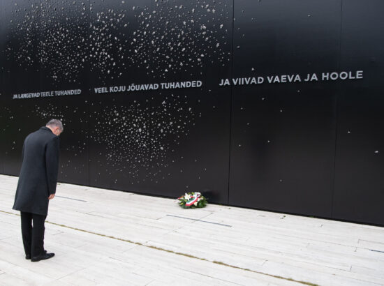 Ungari parlamendi esimees László Kövér asetamas lilli Maarjamäe memoriaalile