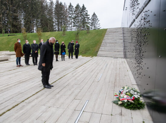 Ungari parlamendi esimees László Kövér asetamas lilli Maarjamäe memoriaalile