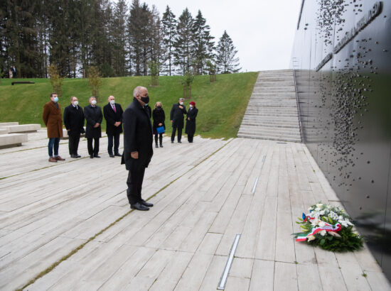 Ungari parlamendi esimees László Kövér asetamas lilli Maarjamäe memoriaalile